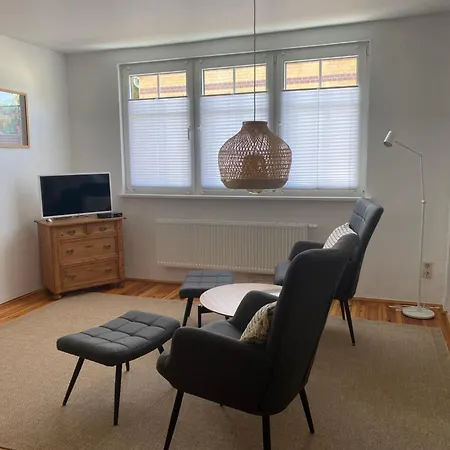 Im Dreiseitenhof * غروسريشن