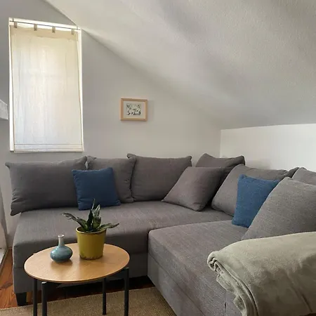 Im Dreiseitenhof * غروسريشن